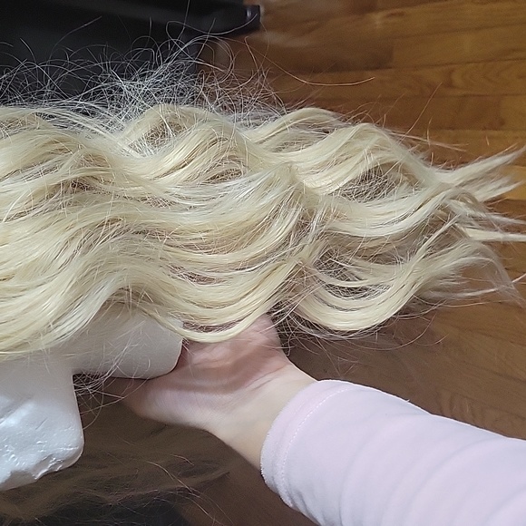 Wig 24in - Picture 3 of 10